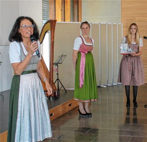 Schulleiterin Anna Bruckmeier sowie die Semestersprecherinnen Stefanie Bauer und Maria Barth (von links) bei der Meisterbriefübergabe.