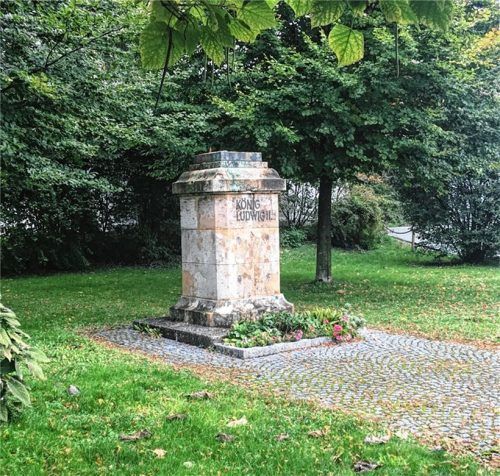 Seit etwa eineinhalb Jahren ohne Statue: Lediglich der Sockel steht auf dem kleinen Platz an der Haßlerstraße.