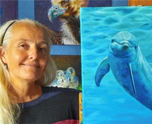 Sie malt nur noch Tierporträts: Sabine Koschier mit ihrem „Krafttier“ Delphin.