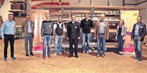 Sie wurden in den Vorstand gewählt: (von links) Obermeister Andreas Weinzierl, sein Stellvertreter Bernhard Daxenberger, Andreas Haitzer, Tobias Hell, Lorenz Knirsch, David von Kotzebue, Alfons Plank, Katja Schroll und Florian Schützinger. Der ebenfalls gewählte Benedikt Brüderl fehlt auf dem Foto. Foto Wittenzellner