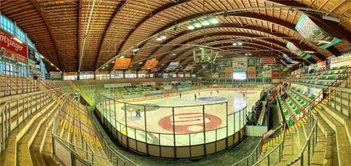 So sieht es aus, wenn die Starbulls Rosenheim ihre Eishockey-Heimspiele vor leeren Rängen bestreiten müssen.Foto Ziegler