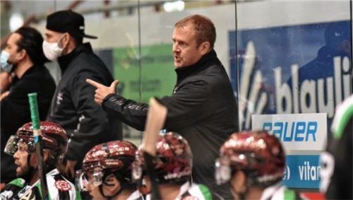 Steht wieder hinter der Bande bei den Starbulls: John Sicinski, der drei Jahre das Oberliga-Team der Rosenheimer trainiert hat. Foto Hans-Jürgen Ziegler