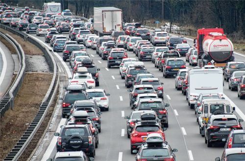 Stau auf der A8: Den geplanten Ausbau der Autobahn sehen unsere Leser durchaus kritisch.Foto dpa