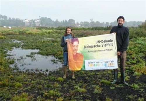 Stolz präsentieren die Projektbetreuer von „Natur.Vielfalt.Isental“ (von links) Barbara Scholz und Diplom-Biologe Christoph Schwitzke ihre Auszeichnung. Foto RE