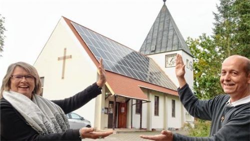 Stolz präsentiert Pfarrer Günter Nun mit Kollegin Renate Hübner-Löffler in Kiefersfelden das bereits installierte Energiedach. Foto Schmidt