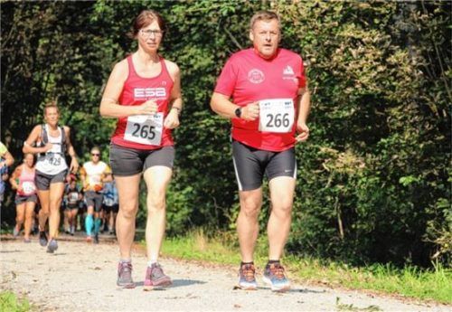 Tanja Winter und Johann Kienzl (LG Mettenheim) liefengemeinsam vom Start bis ins Ziel. Foto  Fladerer