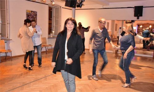 Tanzen ja, aber kein Partnerwechsel mehr: Auch „Die Tanzschule“ hat unter strengen Hygienemaßnahmen geöffnet, wie Geschäftsführerin Petra Eichelberger erklärt. Foto  Schlecker