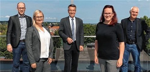 Tauschten sich über die weitere Zusammenarbeit aus: (von links) Marc Simon und Denise Schurzmann von den Wirtschaftsjunioren, Landrat Otto Lederer, Monika Eisermann von den Wirtschaftsjunioren und Richard Weißenbacher von der Wirtschaftsförderstelle im Landratsamt. Foto Landratsamt