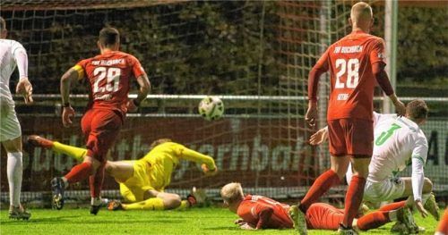 Thommy Winklbauer (am Boden) köpft das 2:0, Keeper Lasse Schulz hat das Nachsehen. Fotos Buchholz
