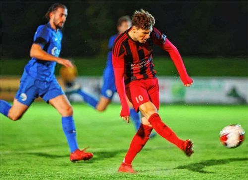 Eins der letzten Gegentore von Ampfing: Spinner trifft am 28. Oktober für Kastl zum 1:0 (Endstand 3:1). Foto  Buchholz