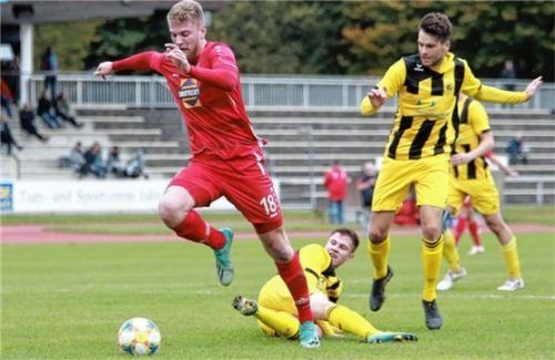 Traunsteins Kurt Weixler ist auf dem Weg zum 1:0 nicht zu stoppen. Foto Fehrmann