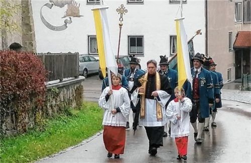 Trotz Regen marschierten die Pilger zwei Stunden.Foto Hecht