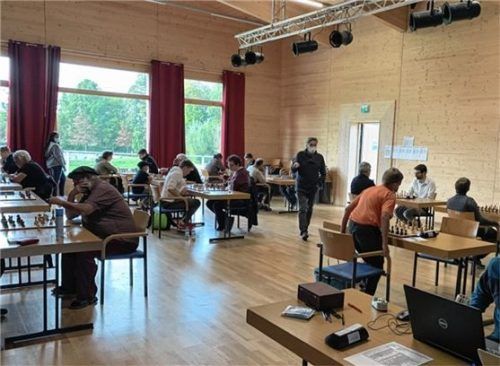 Turnierschach im Zeichen der Corona-Hygieneregeln unter den Augen des Hauptschiedsrichters Chris Nikolai.