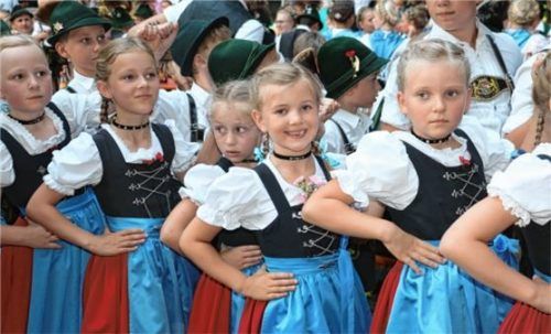 Um das Brauchtum zu erhalten und zu fördern, soll der Nachwuchs des Vereins (unser Bild die Dirndl und Buam) mit einem besonderen Konzept gefördert werden. Foto Archivbild Rehberg