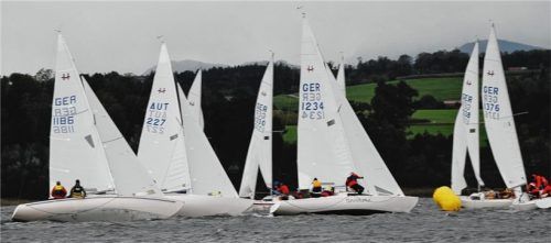 Undankbares Wetter: Die H-Boot-Segler hatten am Simssee hart zu kämpfen.Foto Niessen