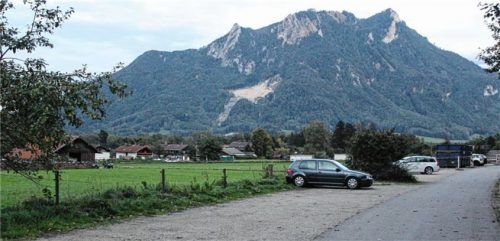 Unterhalb der Asten, auf Höhe des Steinbruchs, liegt Flintsbachs Wanderparkplatz, für den demnächst Parkgebühren erhoben werden sollen.Foto Steffenhagen