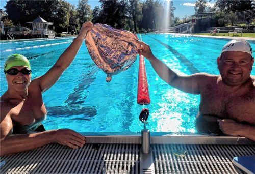 Verlängerte Öffnungszeiten: Dr. Hermann Spensberger (links) und Dr. Christian Otterbein bedanken sich im Namen aller Schwimmer bei den Stadtwerken Rosenheim.Foto Spensberger