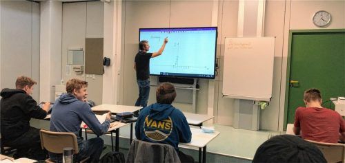 Vernetzt im Klassenraum: In der FOS/BOS hat jedes Zimmer eine digitale Tafel, die hier Lehrer Anton Kießling beim Mathematikunterricht in der Klasse FT12a verwendet. Foto FOS/BOS