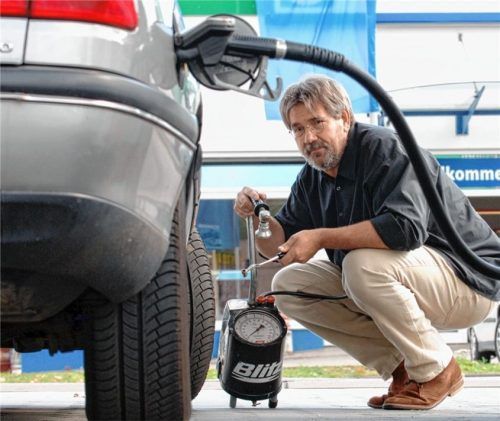 Viele Autofahrer kontrollieren nach Einschätzung eines ADAC-Experten viel zu selten den Luftdruck ihrer Reifen. Foto dpa