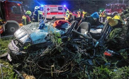 Vom Skoda blieb nach den Rettungsmaßnahmen nur noch das Gerippe übrig. Foto Lamminger