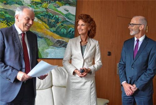 Wechsel am Gericht: Vorsitzende Richterin Heike Will ist Nachfolgerin von Dr. Klaus Weidmann (rechts), der an der Spitze der Ersten Strafkammer und der Jugendkammer am Landgericht stand. Landgerichtspräsident Professor Dr. Ludwig Kroiß dankte beiden Juristen.Foto  Kretzmer-Diepold
