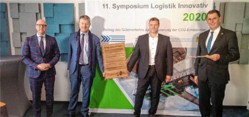 Wegweisende Lösungen, wie sich zugunsten des Klimaschutzes mehr Güterverkehr auf die Schiene verlagern lässt, stellten die Teilnehmer des Symposiums vor: (von links) Moderator Tim-Oliver Frische (Deutsche Verkehrszeitung), Franz Blum (Vegatrans), Albert Bastius (TX Logistik) und Karl Fischer (LKZ Prien). Foto Effner