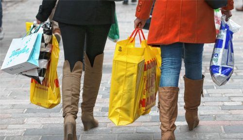 Weihnachtseinkäufe inmitten der Corona-Pandemie: Die Einzelhändler kämpfen ums Überleben und hoffen, dass sie mit besonderen Aktionen und persönlicher Beratung die Kaufkraft in der Region halten können. Foto  dpa