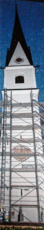 Weil der Frasdorfer Kirchturm nach 23 Uhr nicht mehr leuchten darf, bleibt das Licht vorerst ganz aus, bis eine Zeitschaltuhr verbaut ist. Foto Reisner