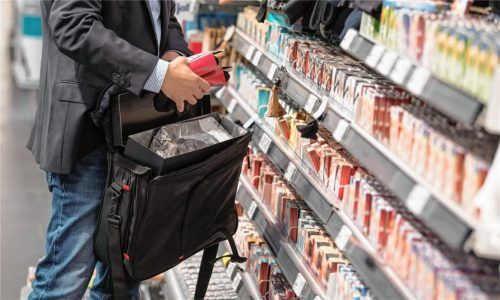 Weil er ein Parfüm klauen wollte und sich bei seiner Verhaftung dann heftig zur Wehr gesetzt hatte, musste sich jetzt ein 35-jähriger Rosenheimer vor Gericht verantworten. Foto dpa