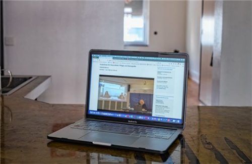 Wenn die Tagung online stattfindet: Was für Firmen ein neuer Weg sein kann, macht den Tagungshotels zunehmend Sorgen.Foto  dpa