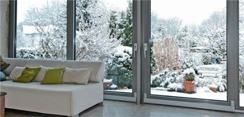 Wer gut geschützt im Wintergarten sitzt, kann die Kapriolen des Wetters ganz gelassen beobachten.

Foto djd/sonne-am-haus.de/Carsten Trier