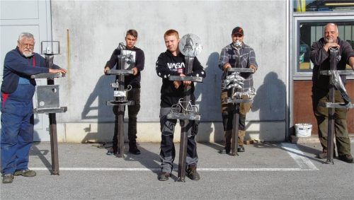 Werkelten Seite an Seite und stellten Abfallkörbe her (von links): Schmiedemeister Johann Reif, Elias Aßböck, David Schulz, Simon Endstrasser und Schmiedemeister Michael Ertlmeier. Foto re