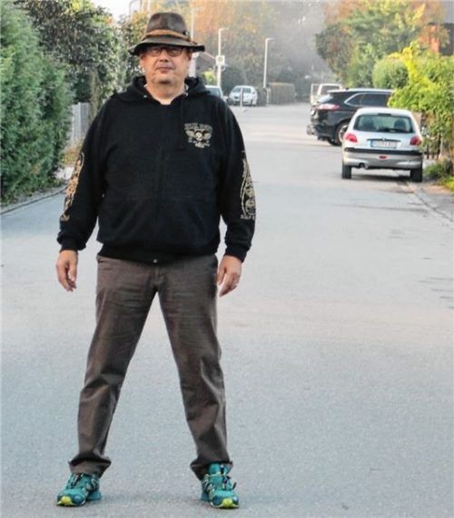 Werner Gmeiner ärgert sich über die Parkplatzsituation in vielen Teilen der Stadt: Viele Bürger lassen ihre Autos auf der Straße stehen und stellen sie nicht auf ihrem Grundstück ab. Foto Riediger