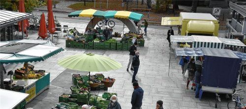 Wochenmarkt vor dem Rathaus in Schloßberg – ein Blick, den der Bürgermeister jeden Mittwoch genießt. „Wir alle sollten beim Einkauf verstärkt auf Regionalität achten“, sagt Karl Mair, und so die heimischen Landwirte unterstützen. Foto Schlecker