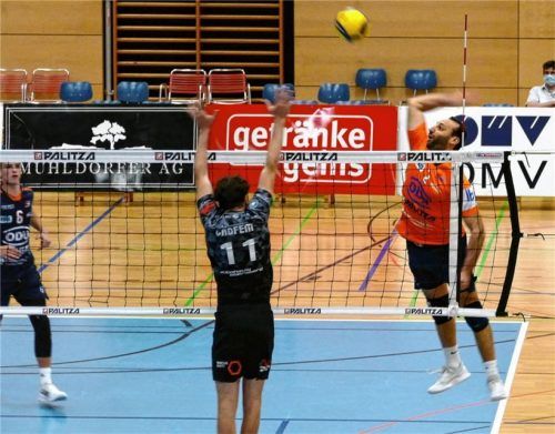 Zied Chalghmi (rechts) spielte seine gesamte Routine aus, agierte extrem clever am Netz (Grafings Fabian Wagner im Block) – für einen Mühldorfer Sieg reichte es dennoch nicht.Foto  Rainer Press