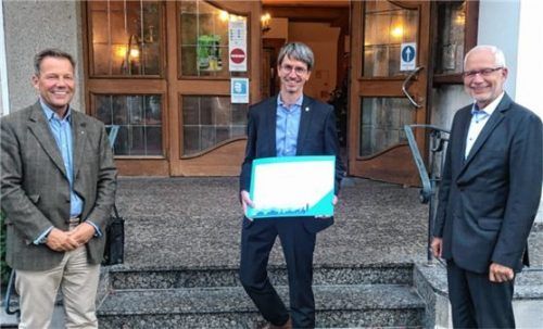 Zum Firmenjubiläum erhielt Andreas Bensegger (Mitte) eine IHK-Urkunde, überreicht von Peter Kammerer, stellvertretender Hauptgeschäftsführer der IHK für München und Oberbayern (rechts), und Wolfgang C. Janhsen, Leiter der Geschäftsstelle Südostoberbayern.Foto re