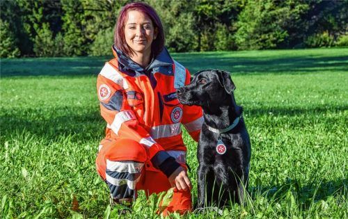 Zwei, die sich verstehen und helfen wollen: Katharina Stark und Labrador Retriever Jako. Foto Alexandra Kriechbaumer