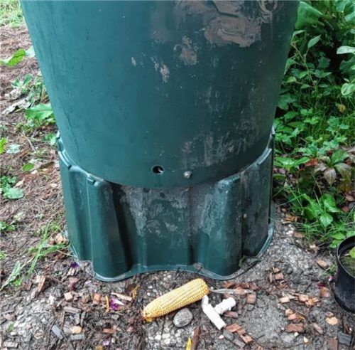 Zwei Regentonnen wurden angebohrt und mit Matsch beschmiert.