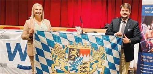 Zwei Rosenheimer an der Spitze der bayerischen Wirtschaftsjunioren: Vorsitzende Denise Schurzmann und ihr Stellvertreter Maximilian Mertens. Foto re