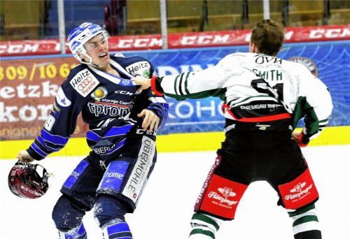 Zwischen den Spielern der Starbulls Rosenheim und des SC Riessersee – hier Dennis Lobach (links) mit Jacob Robinson-Smith – war es bereits während der Partie auf dem Eis hoch hergegangen. Nach dem Spiel rastete ein Starbulls-Ultra völlig aus und schlug einem Polizisten seine Faust ins Gesicht. Foto Rabuser