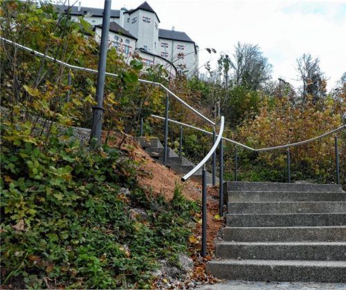 270 Meter, etwa 1800 Stufen, führen vom Süden hinauf zum Schloss Hohenaschau. Der Weg ist generalsaniert und ab Montag, 9. November, nach anderthalb Jahren wieder geöffnet. Foto Landschaftsarchitektur Niederlöhner