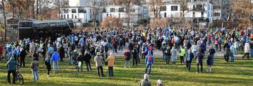 500 bis 600 „Querdenker“ und Schaulustige fanden sich im Mangfallpark zusammen. Auffallend: Die meisten trugen keine Masken. Fotos Schlecker
