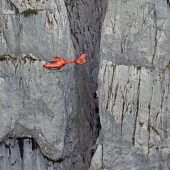 Ein Bergsteiger wartet auf Hilfe
