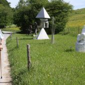 Marmor-Statuen im Grünen
