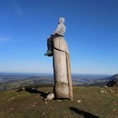 „Kulturdenkmal“: Holzpenis auf Allgäuer Berg steht wieder