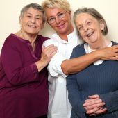 Toilette mit niedrigem Sitz und Griffen Studie: Fluchen kann gesund sein Selbstständigkeit für mehr Lebensqualität