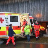 Rettungswagen kollidiert mit Haus