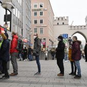 Das Christkind steht Schlange
