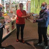 Blumige Zeiten: Gartenbauverein spendet Bücherbox