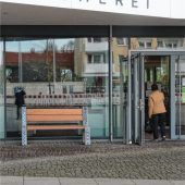 Neues Bankerl vor Bücherei